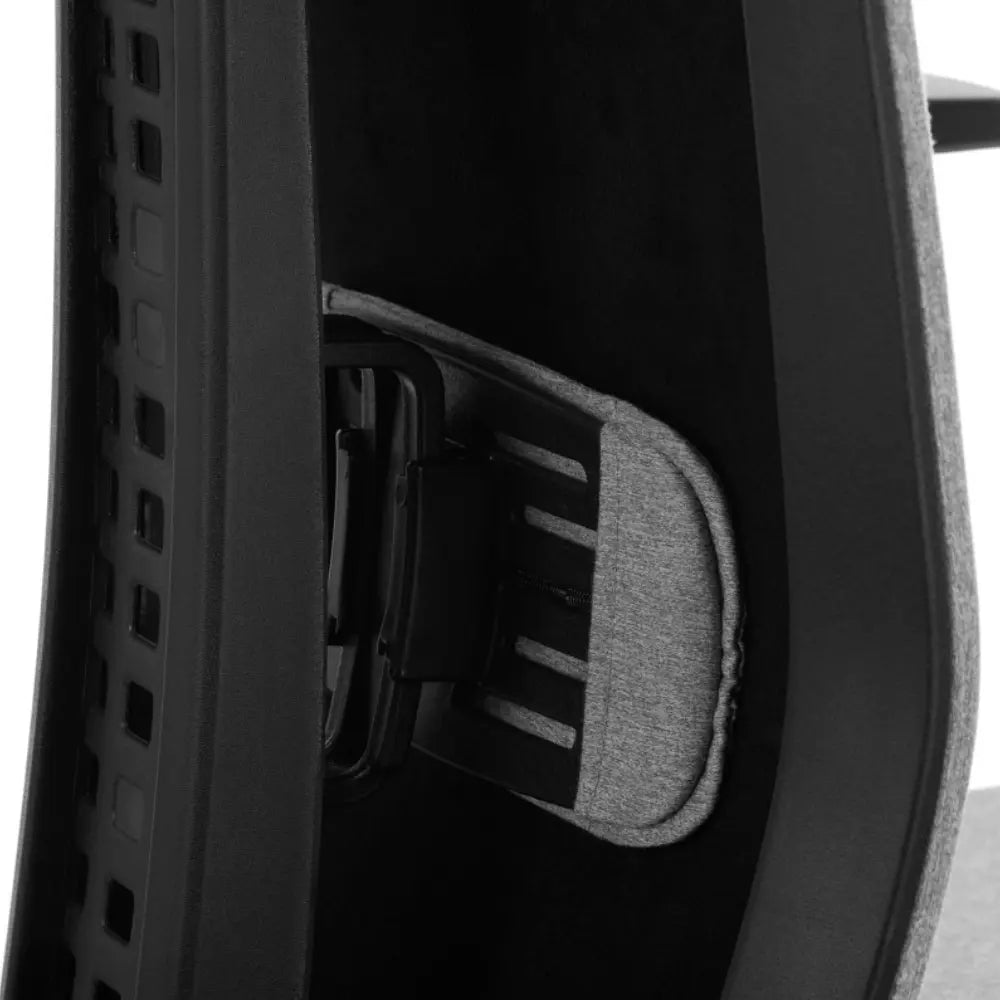 Proizvod je ergonomska uredska stolica, točnije model "ZN-807-B". Slika prikazuje krupni plan naslona za leđa stolice, ističući sivi jastučić za lumbalnu potporu i podesivi mehanizam za personaliziranu udobnost. Dizajn se čini elegantnim i modernim, s fokusom na ergonomsku potporu.