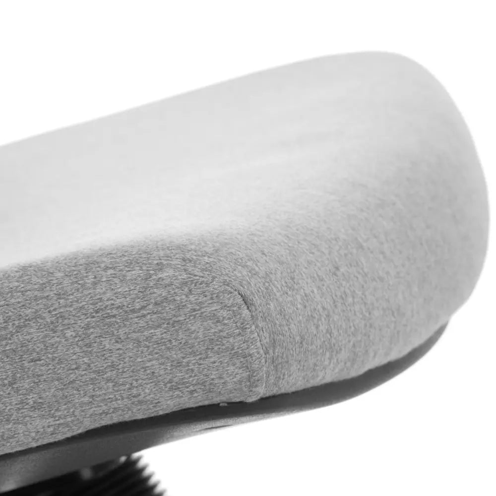 Proizvod je ergonomska uredska stolica, točnije model "ZN-807-B". Slika prikazuje krupni plan jastuka sjedala stolice, koji ima presvlaku od meke, sive tkanine, dizajniranu za udobnost i potporu tijekom dugotrajnog sjedenja.
