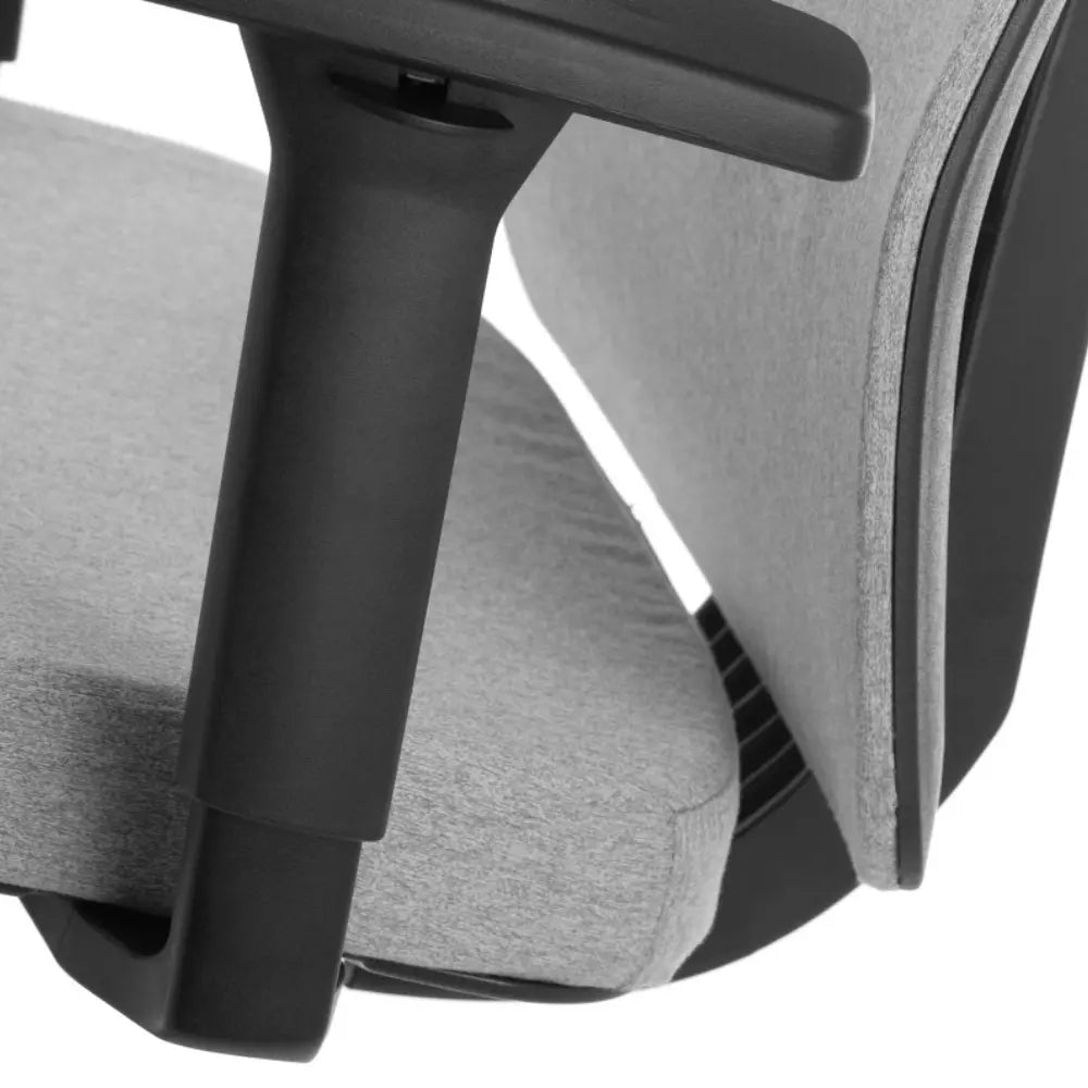 Proizvod je ergonomska uredska stolica, točnije model ZN-807-B. Slika prikazuje krupni plan naslona za ruke i sjedala stolice, ističući mekanu sivu presvlaku i čvrsti crni dizajn naslona za ruke, što sugerira udobnost i potporu za dugotrajno sjedenje.