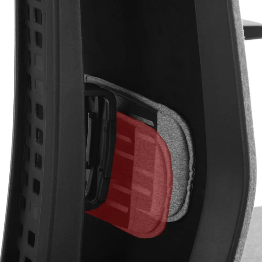 Proizvod je ergonomska uredska stolica, točnije model "ZN-807-B". Slika prikazuje krupan plan dijela stolice, ističući crveni podesivi jastučić za lumbalnu potporu i njegov mehanizam, dizajniran za povećanje udobnosti i potpore za korisnika. Stolica ima elegantan dizajn s kombinacijom materijala, uključujući mrežasti naslon za prozračnost