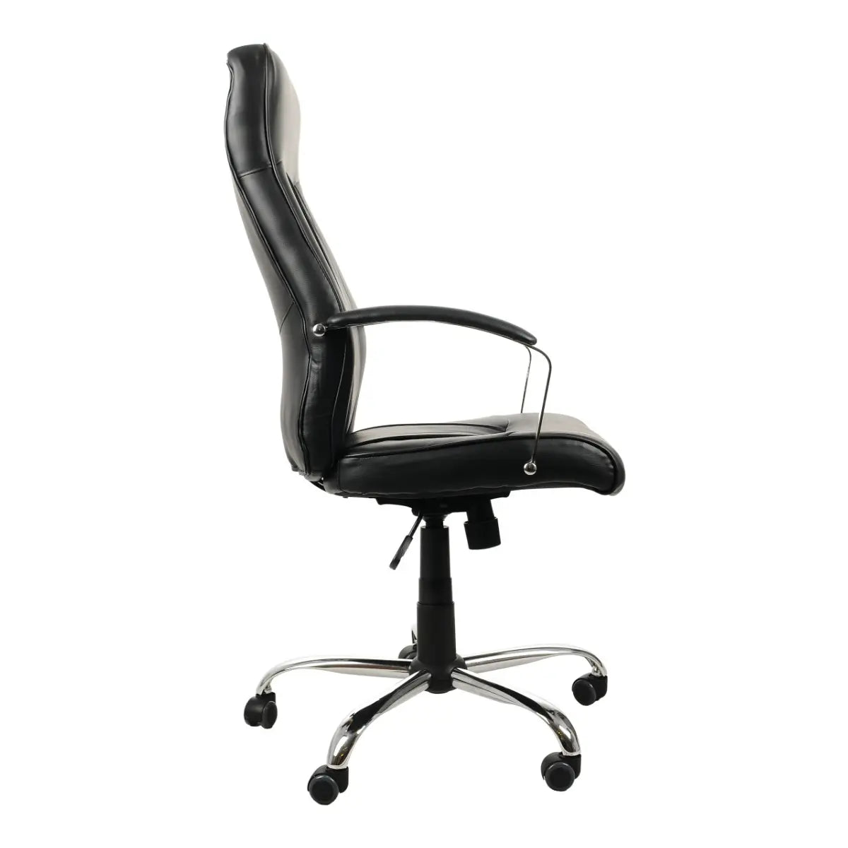 Proizvod je ergonomska uredska stolica, točnije model ZN-9152. Slika prikazuje stolicu sa strane, ističući njezinu elegantnu crnu kožnu presvlaku, visoki naslon za leđa i podesive naslone za ruke. Ima kromiranu bazu s rotirajućim kotačićima za mobilnost.
