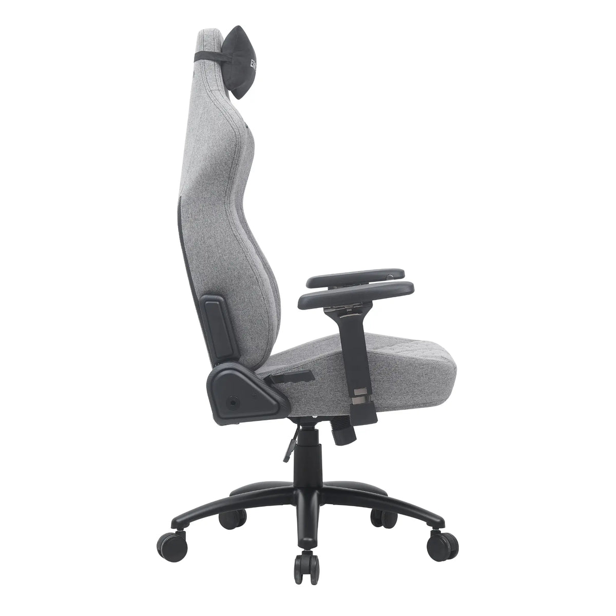Prikazani proizvod je ergonomska gaming stolica, konkretno "Gaming Chair King." Stolica ima elegantne presvlake od sive tkanine i visok naslon za leđa za potporu. Uključuje podesive naslone za ruke i naslon za glavu, što je čini prikladnom za duge sesije igranja ili rada. Baza ima pet kotačića za mobilnost, pružajući praktičnost i stabilnost.
