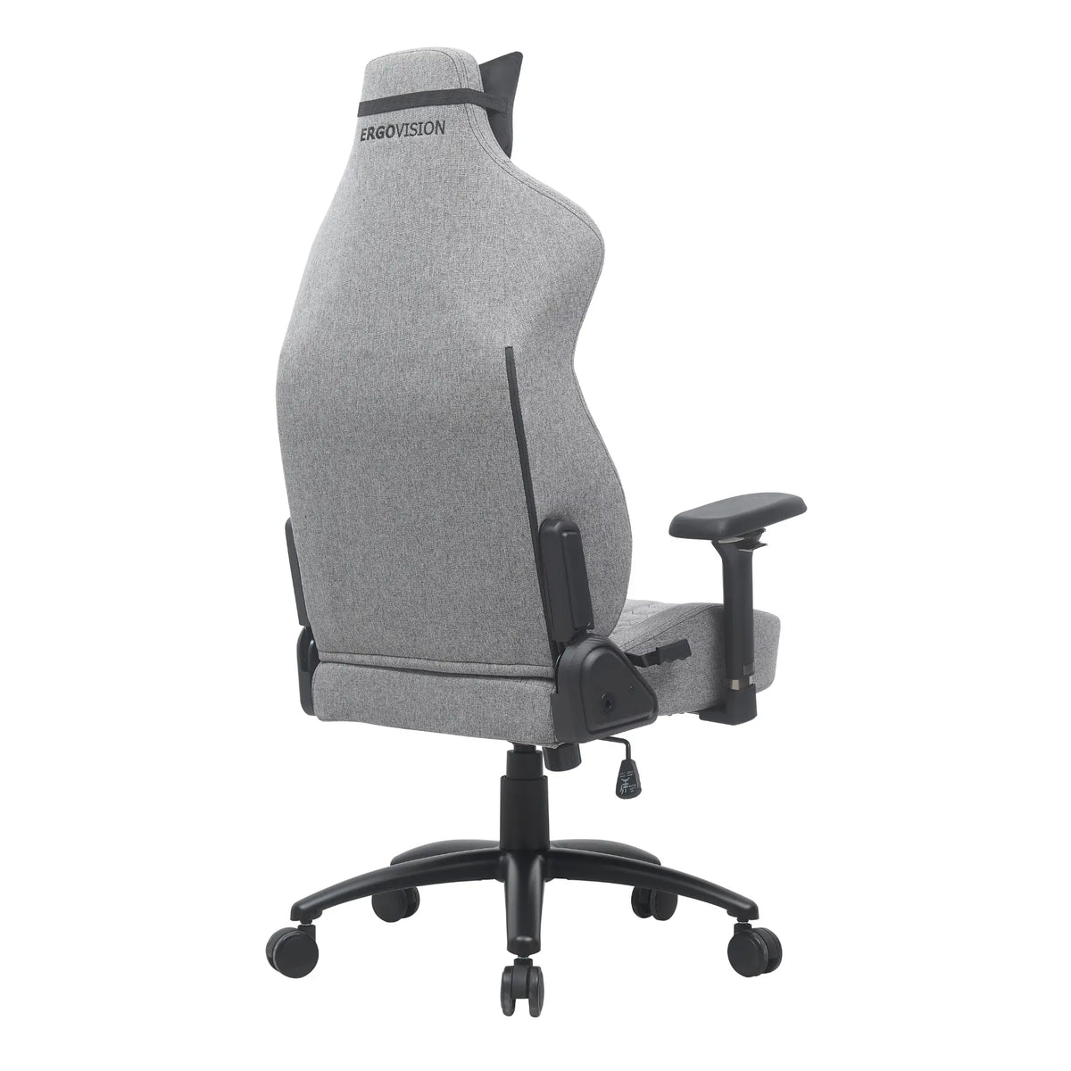 Proizvod je ergonomska gaming stolica brenda Ergovision. Slika prikazuje stolicu sa strane, ističući njezin elegantan dizajn, sive presvlake od tkanine i podesive naslone za ruke. Stolica ima visoki naslon za leđa za potporu i postolje s pet krakova s kotačićima za mobilnost.