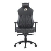 Slika prikazuje ergonomsku gaming stolicu, točnije Ergovision Gaming Chair King Deluxe. Ima elegantan dizajn s crno-sivom shemom boja, ističući heksagonalni uzorak na sjedalu i naslonu za leđa. Stolica uključuje podesive naslone za ruke i potporni naslon za glavu, što je čini prikladnom za duge gaming sesije.
