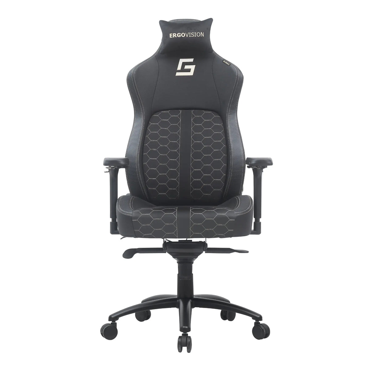 Slika prikazuje ergonomsku gaming stolicu, točnije Ergovision Gaming Chair King Deluxe. Ima elegantan dizajn s crno-sivom shemom boja, ističući heksagonalni uzorak na sjedalu i naslonu za leđa. Stolica uključuje podesive naslone za ruke i potporni naslon za glavu, što je čini prikladnom za duge gaming sesije.