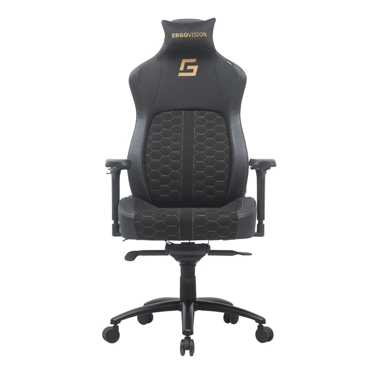 Proizvod je ergonomska gaming stolica, točnije model Ergovision King Deluxe. Stolica se odlikuje elegantnim dizajnom s crno-zlatnom shemom boja, heksagonalnim uzorkom na sjedalu i naslonu za leđa te podesivim naslonima za ruke, što je čini prikladnom za duge gaming sesije.