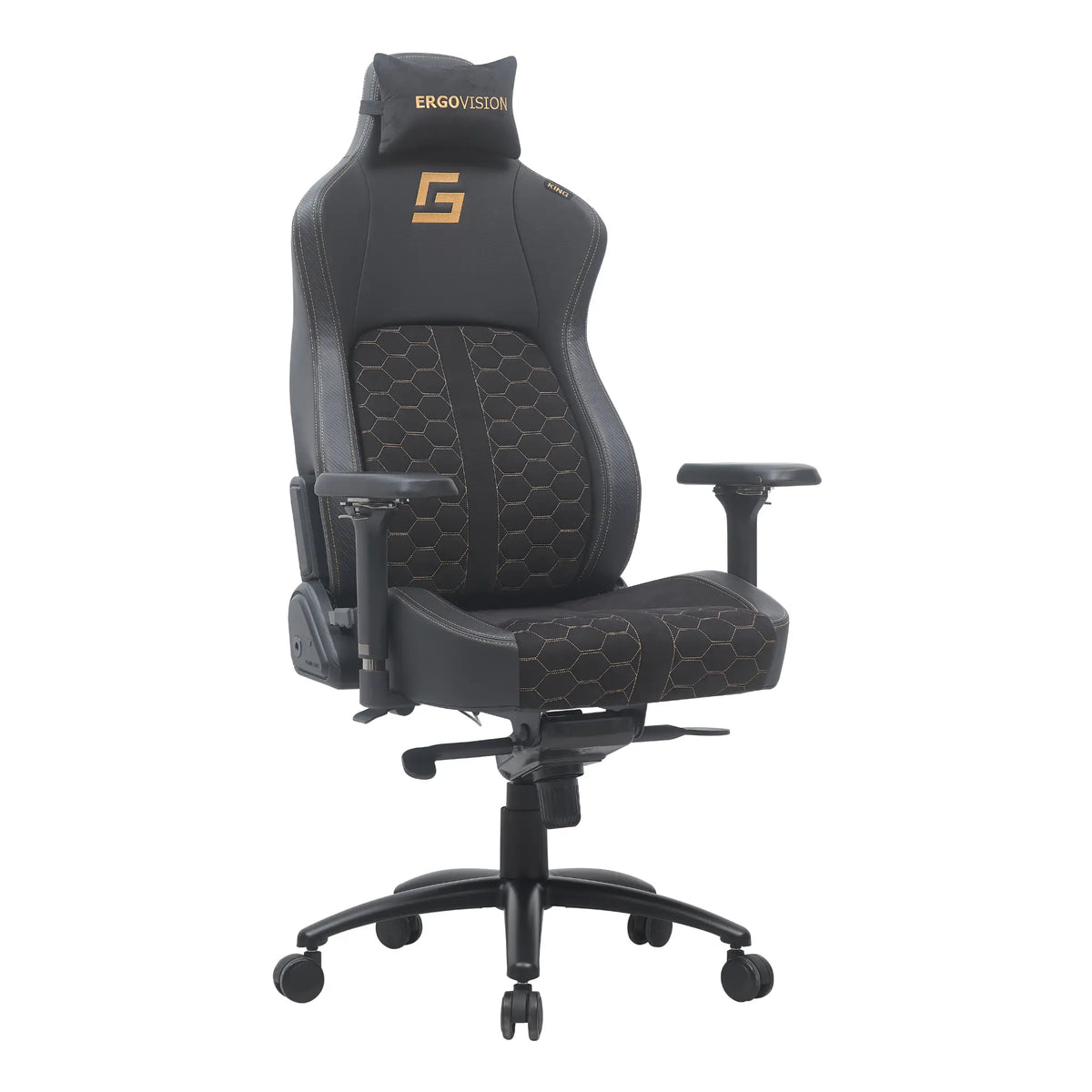 Slika prikazuje ergonomsku gaming stolicu poznatu kao "Gaming Chair King Deluxe" marke Ergovision. Stolica ima elegantan dizajn s crnom završnom obradom i tkaninom s uzorkom saća, pružajući i udobnost i stil. Uključuje podesive naslone za ruke i potporni naslon za glavu, što je čini prikladnom za duge gaming ili uredske sesije.