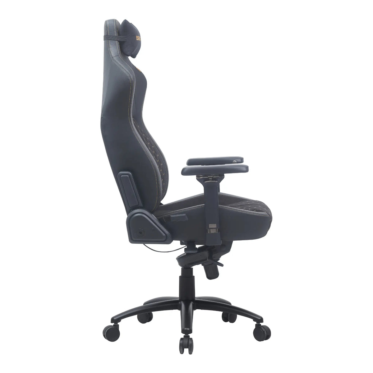Proizvod je ergonomska gaming stolica, točnije model King Deluxe. Slika prikazuje stolicu s bočne strane, ističući njezin elegantan dizajn s visokim naslonom za leđa, podesivim naslonima za ruke i potpornim jastukom za vrat. Stolica ima crnu završnu obradu s kontrastnim šavovima, pogodnu za duge gaming ili uredske sesije.