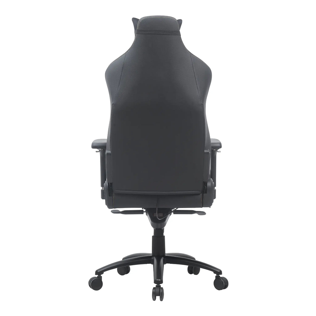 Proizvod je gaming stolica, konkretno model King Deluxe. Slika prikazuje pogled na stolicu sa stražnje strane, koja ima elegantan crni dizajn s visokim naslonom za leđa i podesivim naslonima za ruke, pogodnim za ergonomsku potporu tijekom gaming sesija.