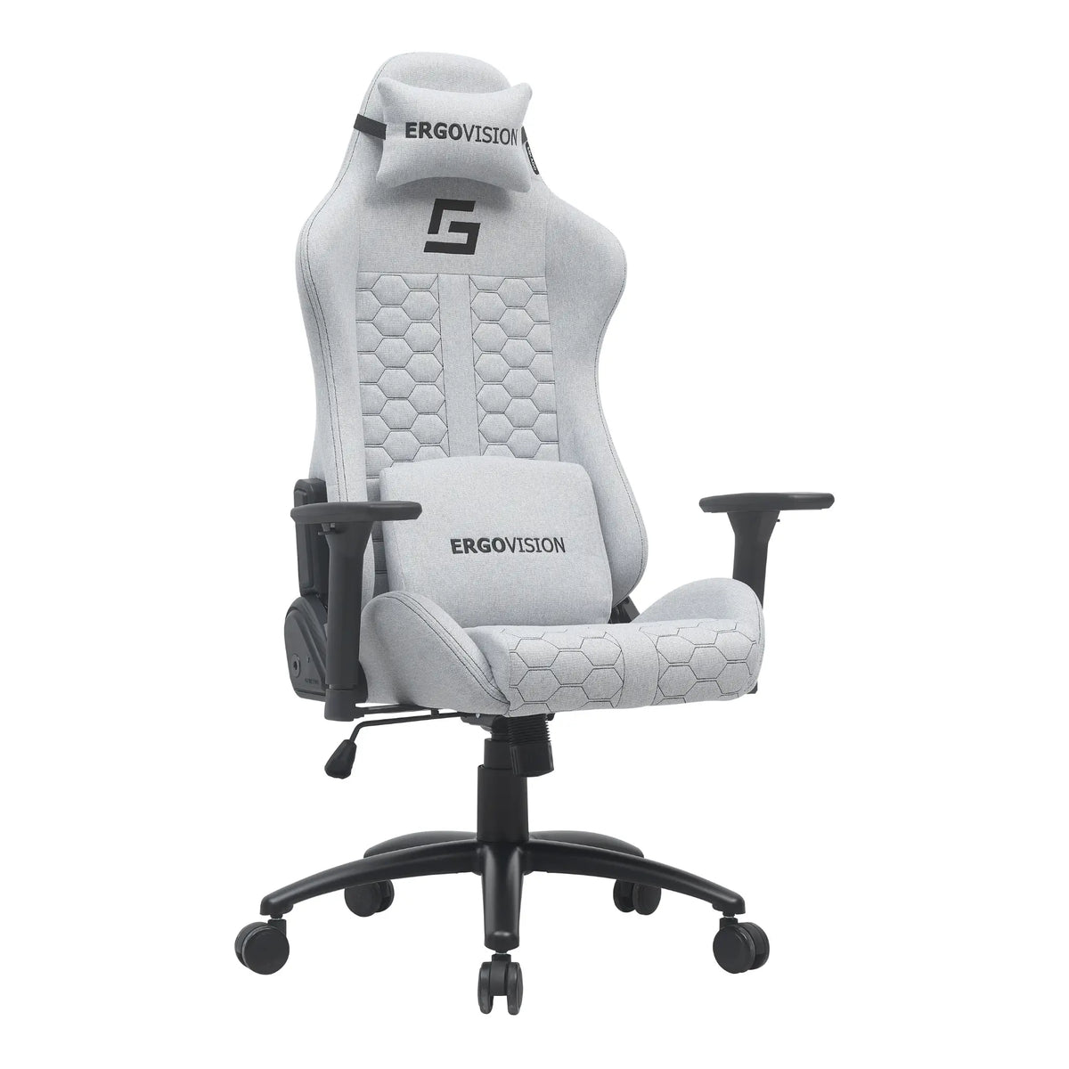 Slika prikazuje ergonomsku gaming stolicu marke Ergovision, model Mikado. Stolica ima elegantan dizajn sa svijetlosivom tkaninom, šesterokutnim uzorkom na sjedalu i naslonu za leđa te uključuje podesive naslone za ruke i naslon za glavu za dodatnu udobnost.