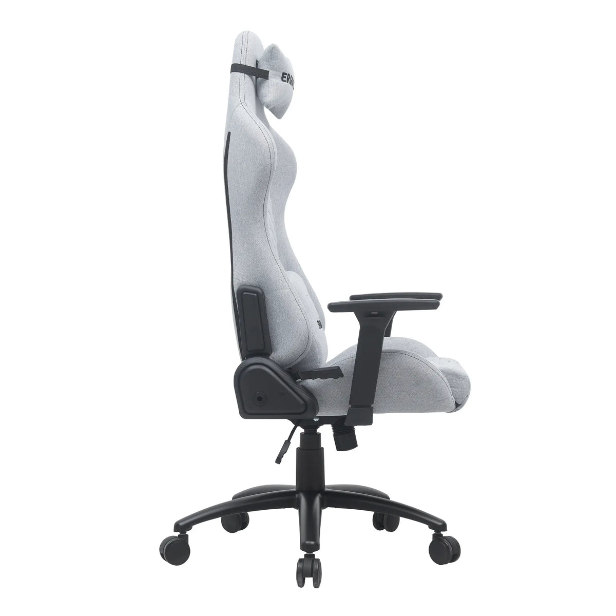 Slika prikazuje ergonomsku gaming stolicu marke Mikado. Odlikuje se elegantnim dizajnom s visokim naslonom za leđa i podesivim naslonima za ruke, dizajniranim za udobnost tijekom dugih gaming sesija. Stolica je presvučena svijetlosivom tkaninom, što pruža moderan i elegantan izgled.
