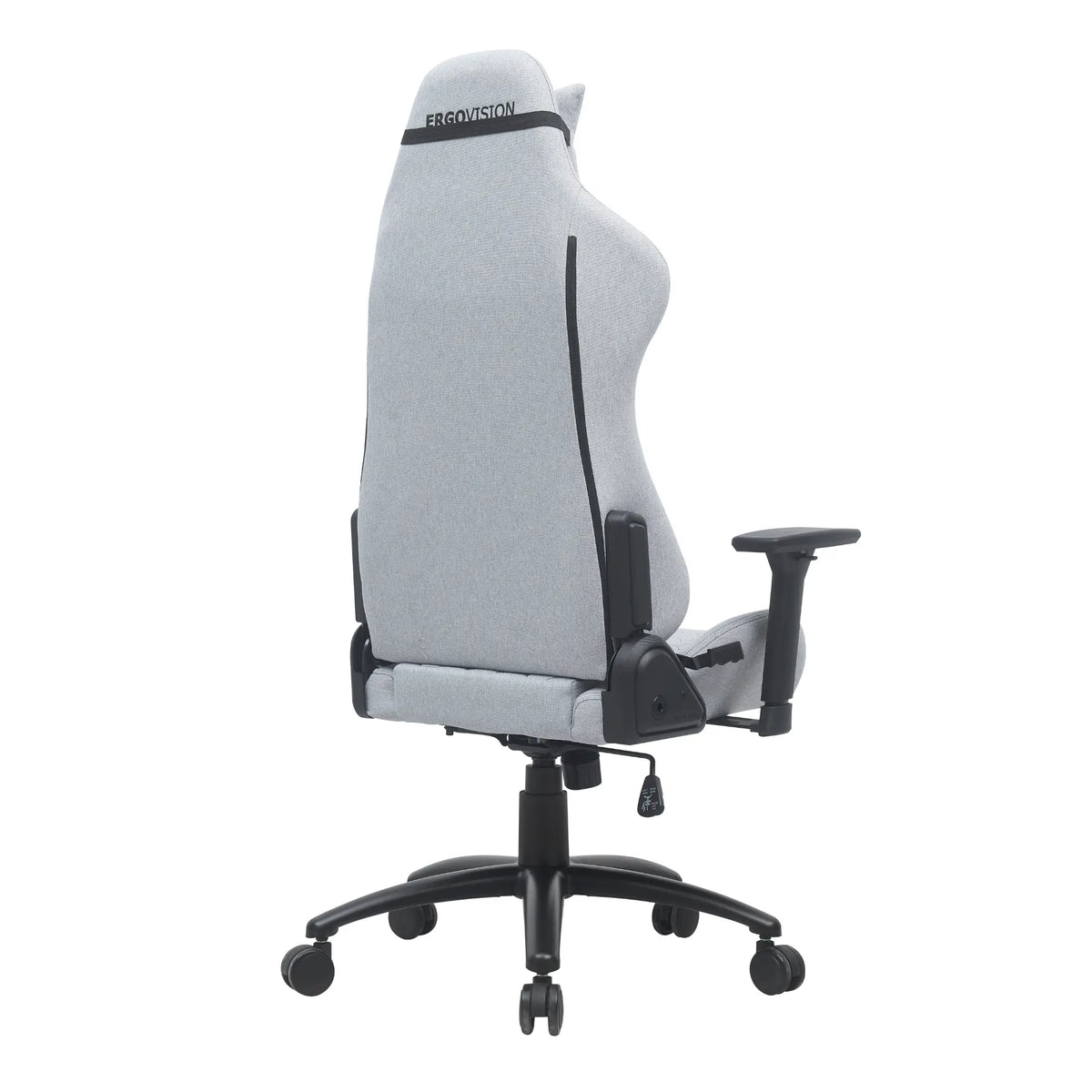 Proizvod je ergonomska gaming stolica marke Ergovision, model Mikado. Slika prikazuje stolicu sa strane, ističući njezin elegantan dizajn sa sivim presvlakama od tkanine, podesivim naslonima za ruke i visokim naslonom za leđa koji podupire dobro držanje. Stolica je postavljena na postolje s pet krakova s kotačićima za mobilnost.