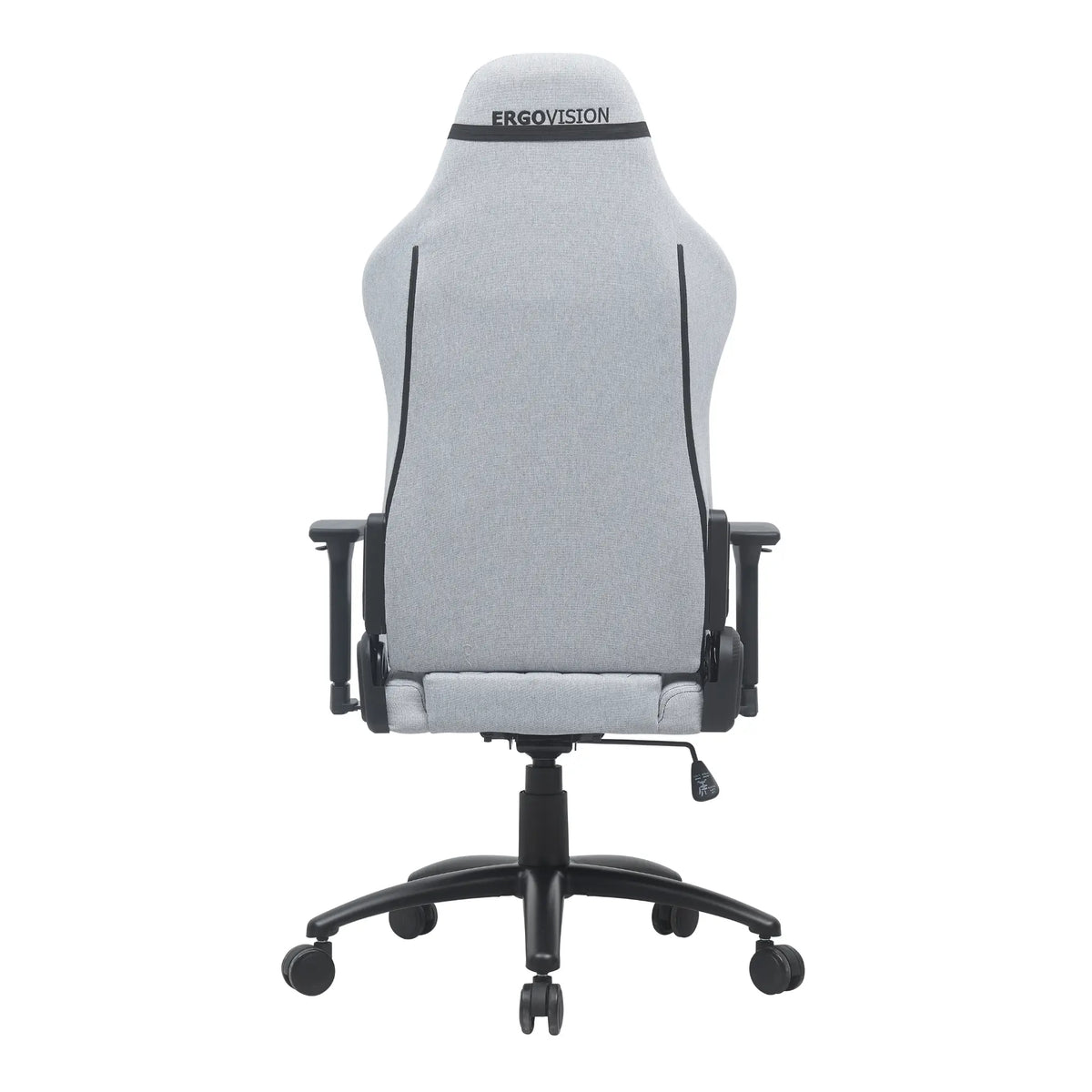 Proizvod je ergonomska gaming stolica marke Ergovision, model Mikado. Slika prikazuje pogled na stolicu sa stražnje strane, s elegantnim sivim presvlakama od tkanine, podesivim naslonima za ruke i čvrstim postoljem s kotačićima za mobilnost. Dizajn naglašava udobnost i potporu, pogodan za produljenu gaming ili uredsku upotrebu.