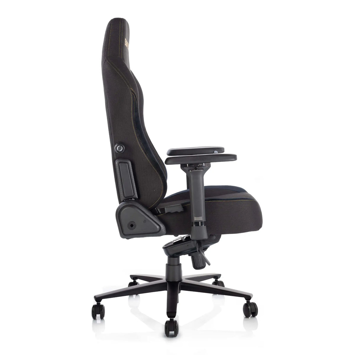 Slika prikazuje ergonomsku gaming stolicu, dizajniranu za udobnost tijekom dugih gaming sesija. Stolica ima elegantan dizajn s crnom završnom obradom od tkanine i kontrastnim šavovima. Uključuje podesive naslone za ruke i čvrstu bazu s kotačićima za mobilnost.