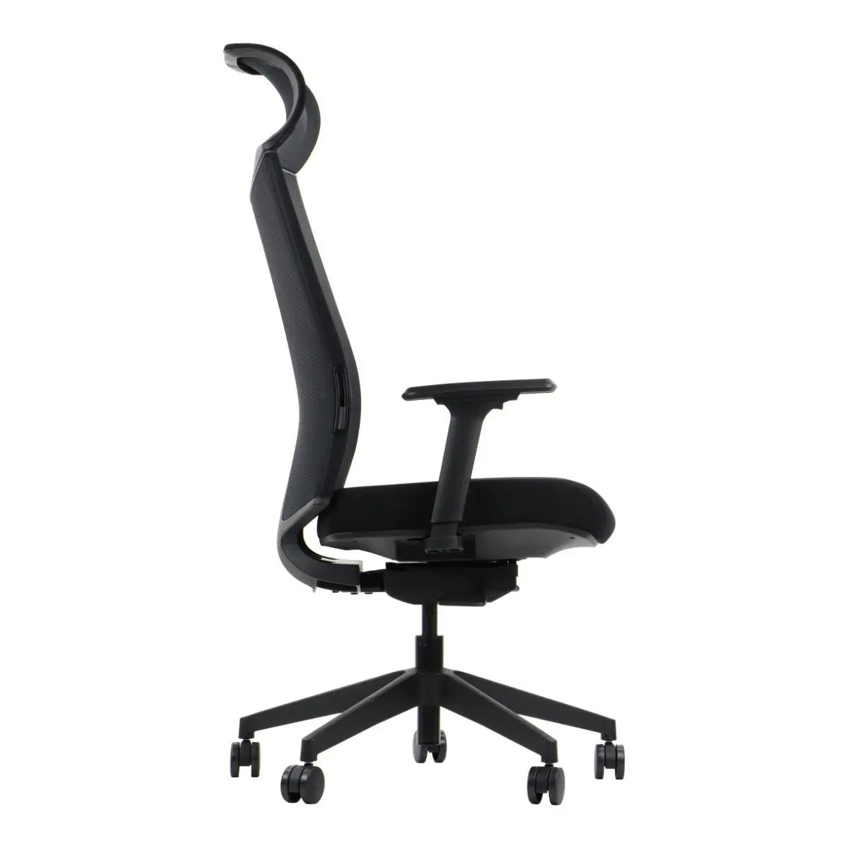 Slika prikazuje ergonomsku gaming stolicu, točnije model Ryder. Prikazuje elegantan dizajn s visokim naslonom za leđa i podesivim naslonima za ruke, naglašavajući udobnost i potporu za dugotrajno igranje ili rad. Stolica je postavljena na bazu s pet krakova s kotačićima za mobilnost.
