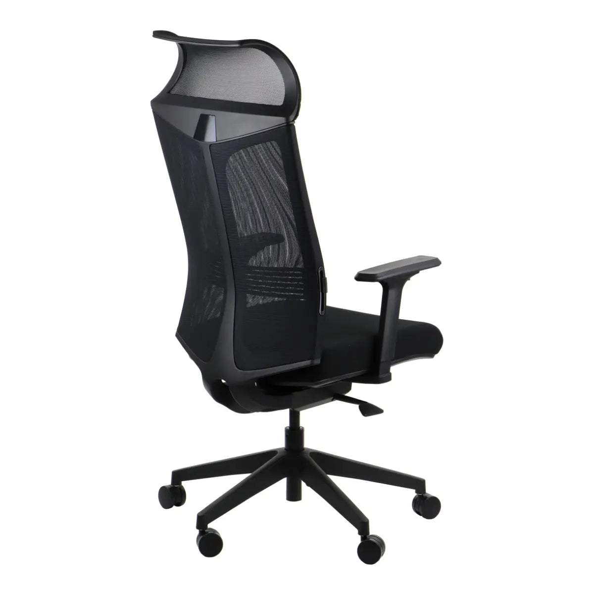 Slika prikazuje ergonomsku uredsku stolicu, točnije gaming stolicu Ryder. Ima elegantan dizajn s visokim naslonom za leđa izrađenim od mrežastog materijala za prozračnost, zajedno s podesivim naslonima za ruke i čvrstom bazom s pet krakova s kotačićima za mobilnost. Cjelokupni izgled je moderan i prikladan za gaming i uredska okruženja.
