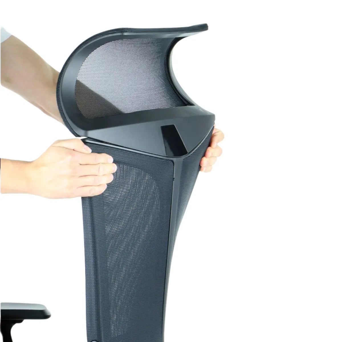 Slika prikazuje gaming stolicu, točnije model Ryder. Prikazuje osobu koja podešava mrežasti naslon za leđa na stolici, ističući njezin ergonomski dizajn i fleksibilnost. Cjelokupna estetika djeluje moderno i funkcionalno, prikladno za gaming ili uredsku upotrebu.