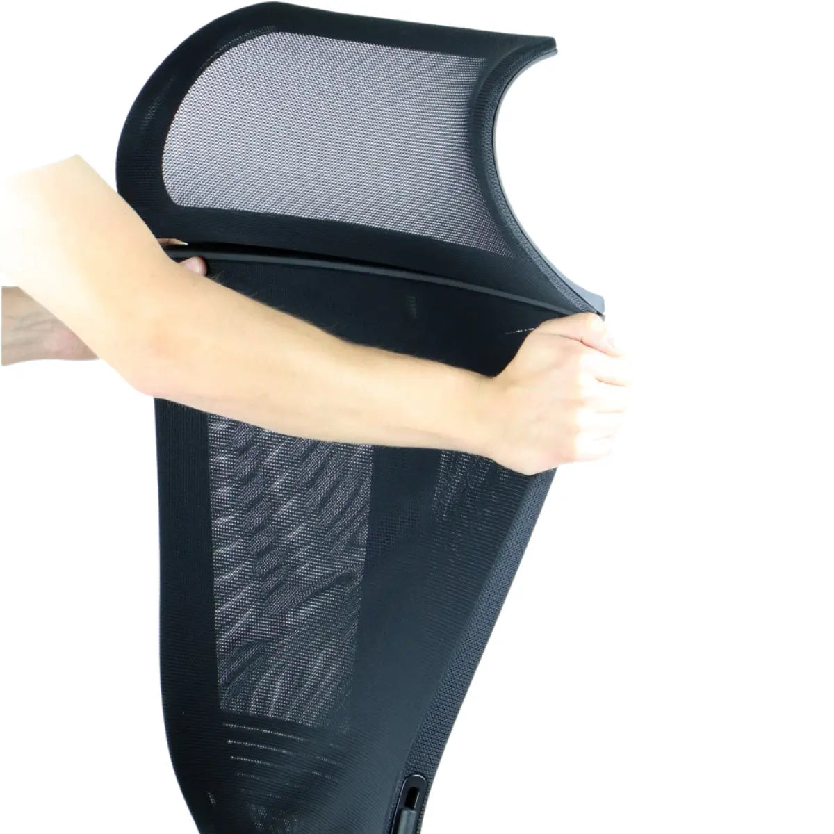 Slika prikazuje gaming stolicu, točnije model Ryder. Prikazuje osobu koja podešava mrežasti naslon za leđa na stolici, ističući njezin ergonomski dizajn i fleksibilnost. Čini se da je stolica dizajnirana za udobnost tijekom dugih gaming sesija.