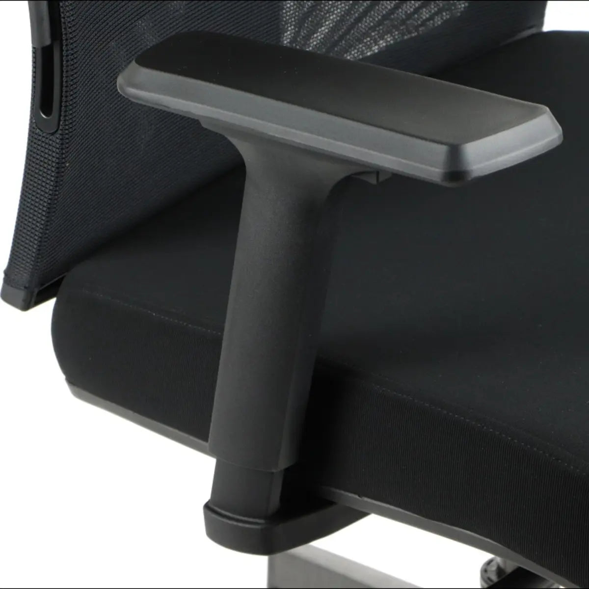 Slika prikazuje gaming stolicu, točnije model Ryder. Odlikuje se elegantnim dizajnom s fokusom na ergonomsku potporu, ističući podstavljeno sjedalo i čvrst naslon za ruku. Naslon za ruku se čini podesivim, što povećava udobnost tijekom dugotrajnih gaming ili radnih sesija.