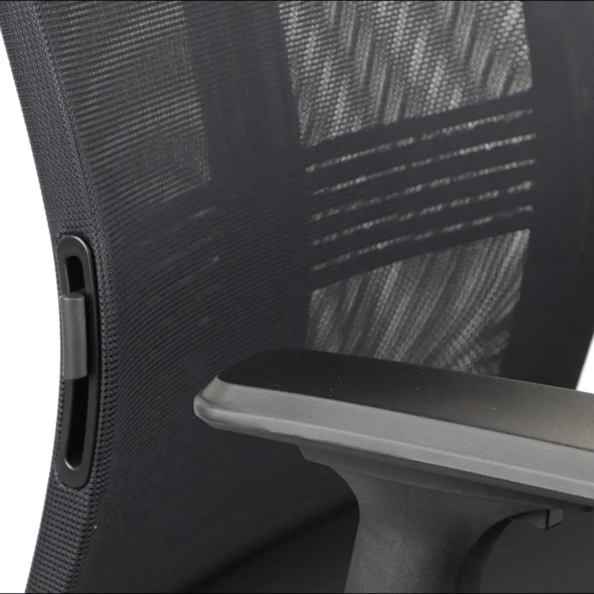 Slika prikazuje gaming stolicu poznatu pod nazivom model Ryder. Ima ergonomski dizajn, karakteriziran mrežastim naslonom za leđa koji potiče protok zraka i udobnost tijekom dugotrajne uporabe. Stolica također uključuje podesive naslone za ruke za dodatnu potporu.