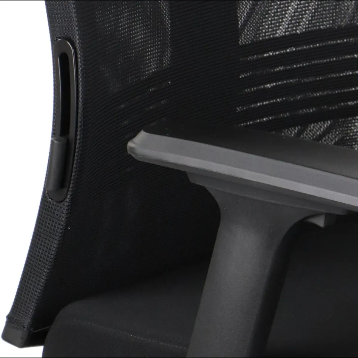 Slika prikazuje gaming stolicu, točnije model Ryder. Prikazuje krupni plan ergonomskog dizajna stolice, ističući prozračni mrežasti naslon za leđa i čvrst naslon za ruku. Cjelokupna estetika djeluje moderno i funkcionalno, prikladno za gaming ili uredsku upotrebu.