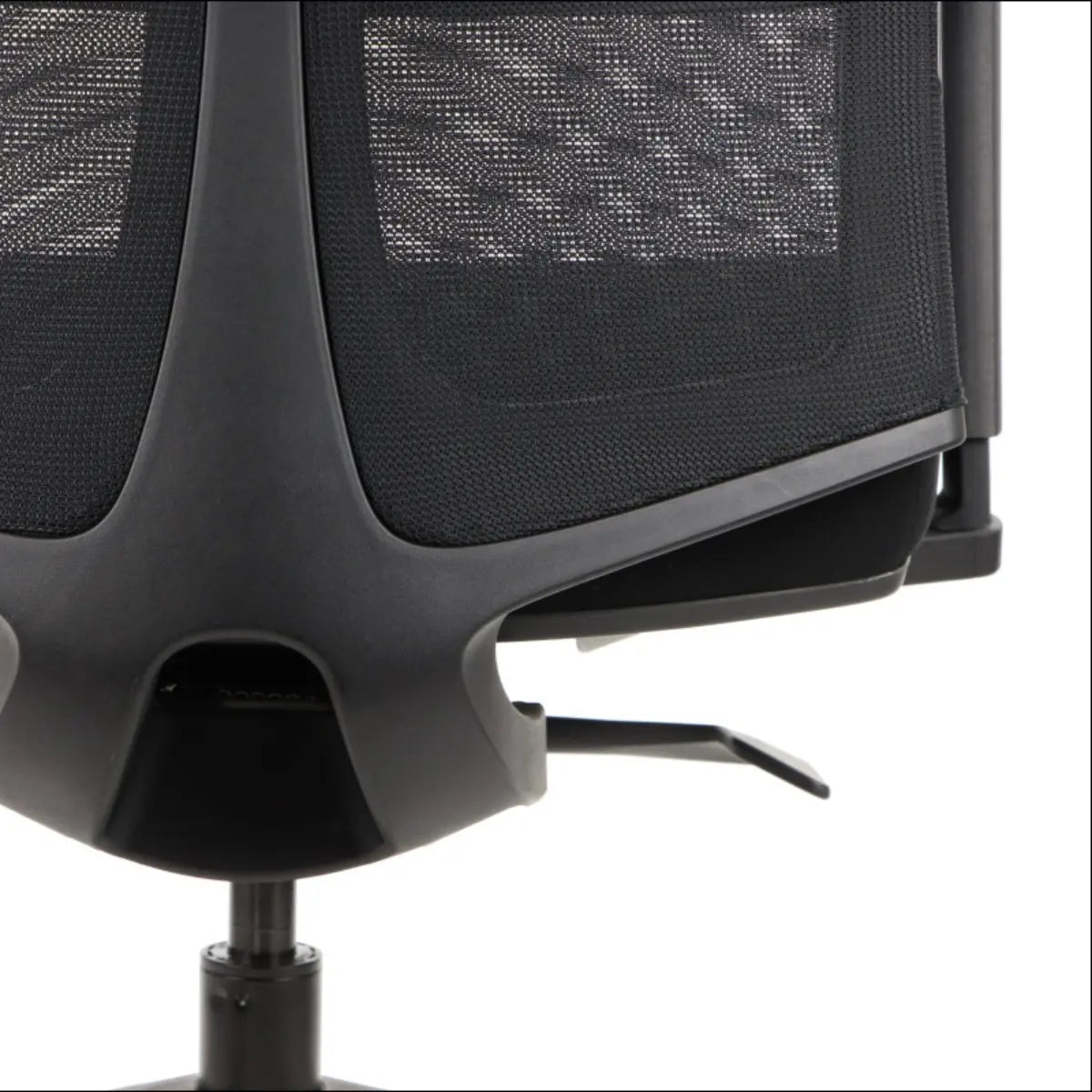 Slika prikazuje ergonomsku gaming stolicu, točnije model Ryder. Prikazuje elegantan dizajn s mrežastim naslonom za leđa koji potiče protok zraka i udobnost. Stolica je opremljena podesivim komponentama, uključujući polugu za podešavanje visine, što je čini prikladnom za dugotrajno igranje ili uredsku upotrebu.