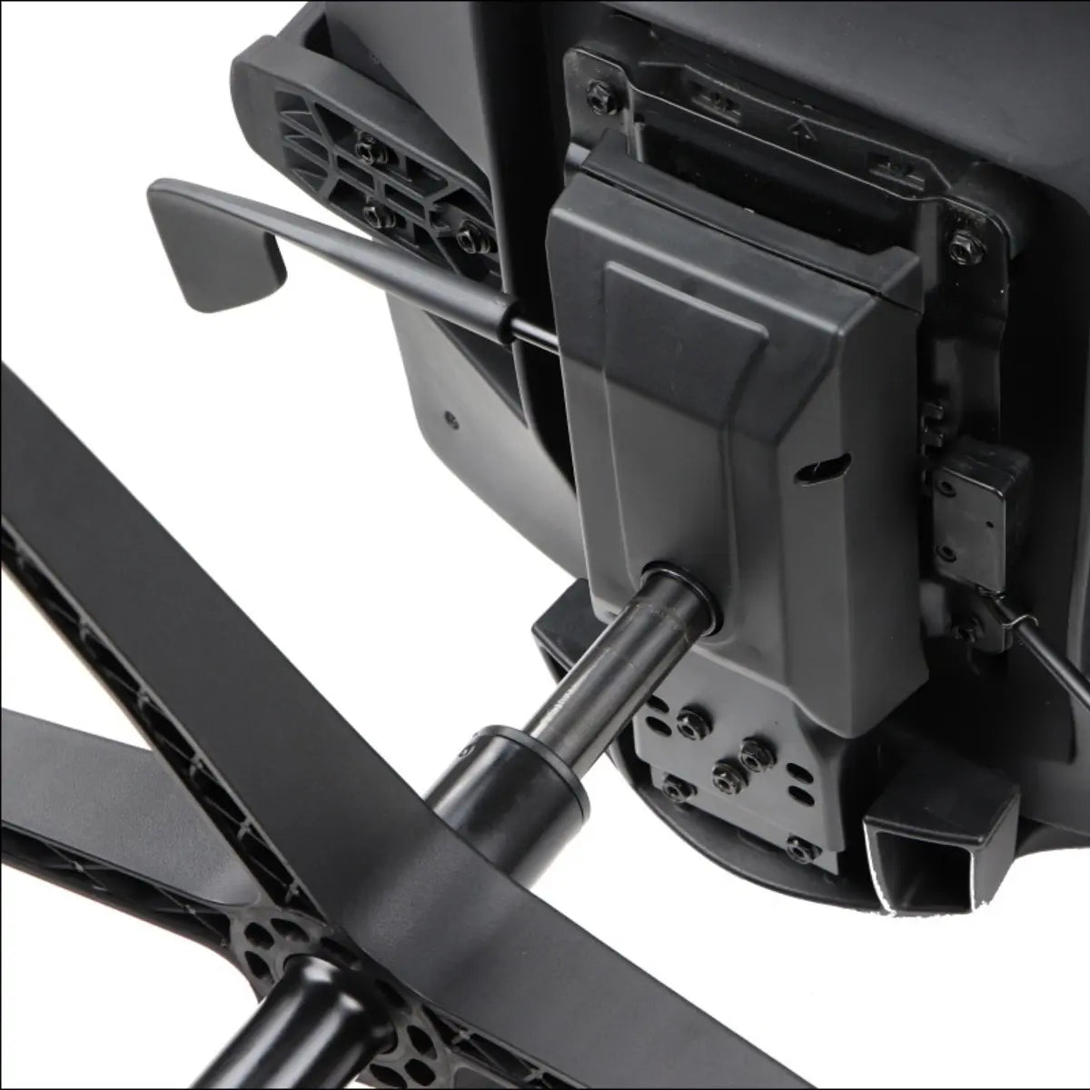 Slika prikazuje gaming stolicu, točnije model Ryder. Sadrži čvrstu bazu s plinskim podizačem za podešavanje visine, a konstrukcija je usmjerena na izdržljivost i ergonomsku potporu. Vidljive komponente uključuju bazu stolice, potpornu ruku i polugu za podešavanje.