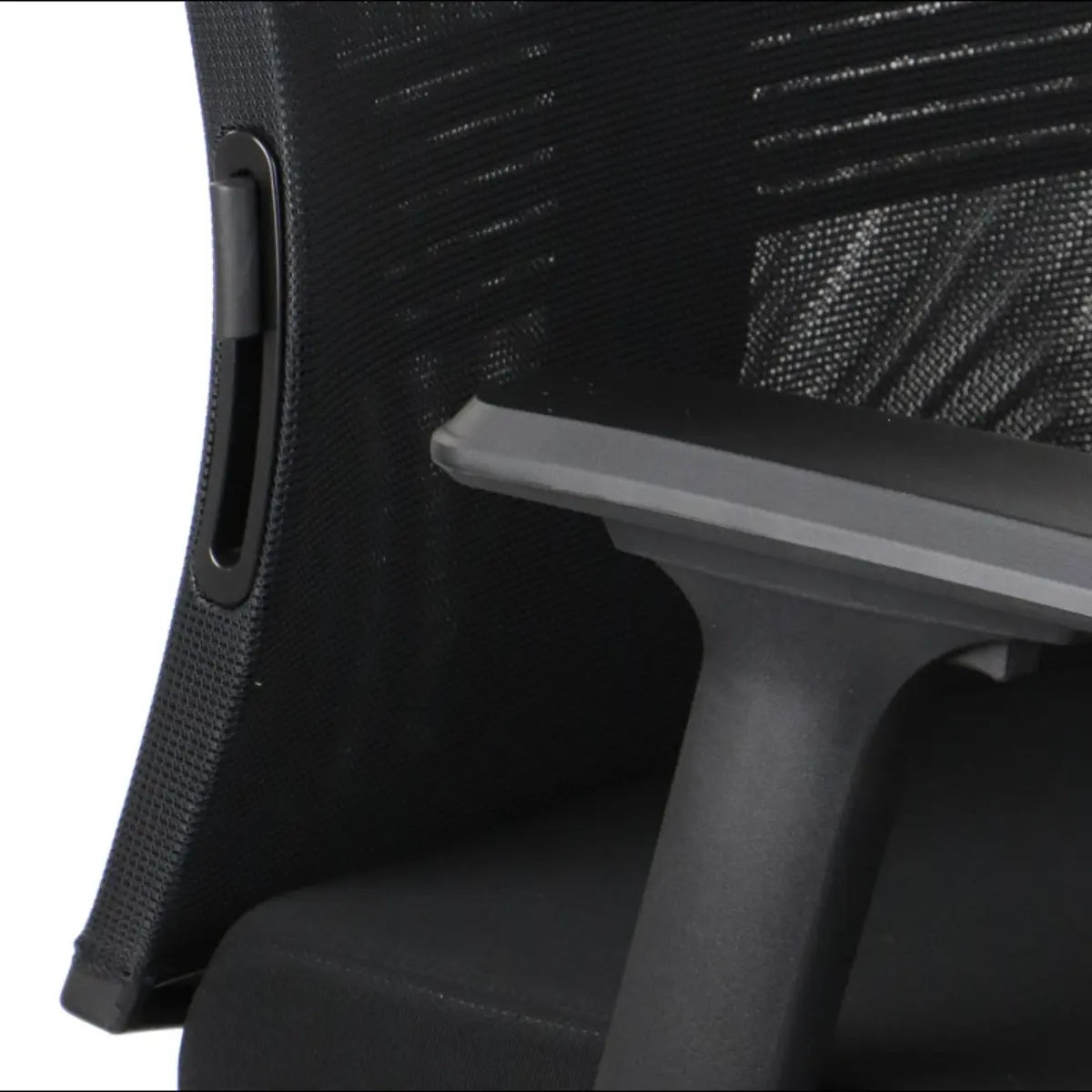 Slika prikazuje gaming stolicu, točnije model Ryder Extreme. Odlikuje se elegantnim dizajnom s prozračnim mrežastim naslonom za leđa i čvrstim naslonom za ruku. Fokus je na ergonomskim značajkama, s naglaskom na udobnost i potporu za dugotrajne gaming sesije.