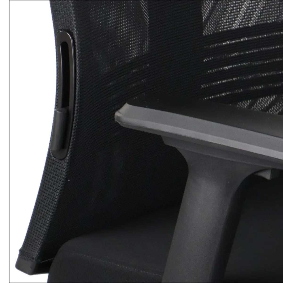 Proizvod je gaming stolica, konkretno model Ryder Extreme. Slika prikazuje krupan kadar naslona za leđa stolice, s prozračnim mrežastim dizajnom i podesivim naslonom za ruku. Cjelokupna estetika je elegantna i moderna, prikladna za gaming ili uredsku uporabu.