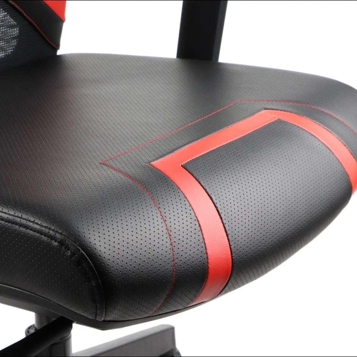 Slika prikazuje gaming stolicu, točnije model Ryder Extreme. Odlikuje se elegantnim dizajnom s crno-crvenom shemom boja, ističući teksturirano sjedalo s perforacijama za prozračnost. Šavovi dodaju moderan dodir, poboljšavajući njezinu ergonomsku privlačnost za gamere.