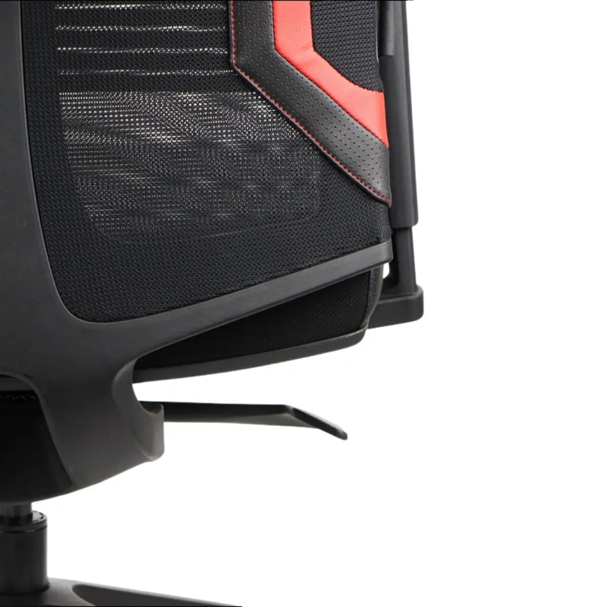 Slika prikazuje gaming stolicu, točnije model Ryder Extreme. Odlikuje se elegantnim dizajnom s kombinacijom crne mrežaste tkanine i crvenih detalja. Stolica uključuje ergonomske elemente, kao što su podesivi nasloni za ruke i potporni naslon za leđa, dizajnirani za udobnost tijekom dugih sesija igranja.
