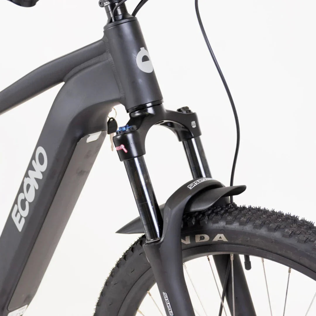 Prednji dio crnog električnog brdskog bicikla Econo Gams MTB C5 s amortizerima i blatobranom