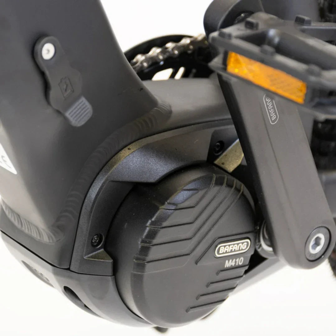 Crni središnji motor Bafang M410 na električnom biciklu Econo Gams MTB C5 s pogonskom ručicom