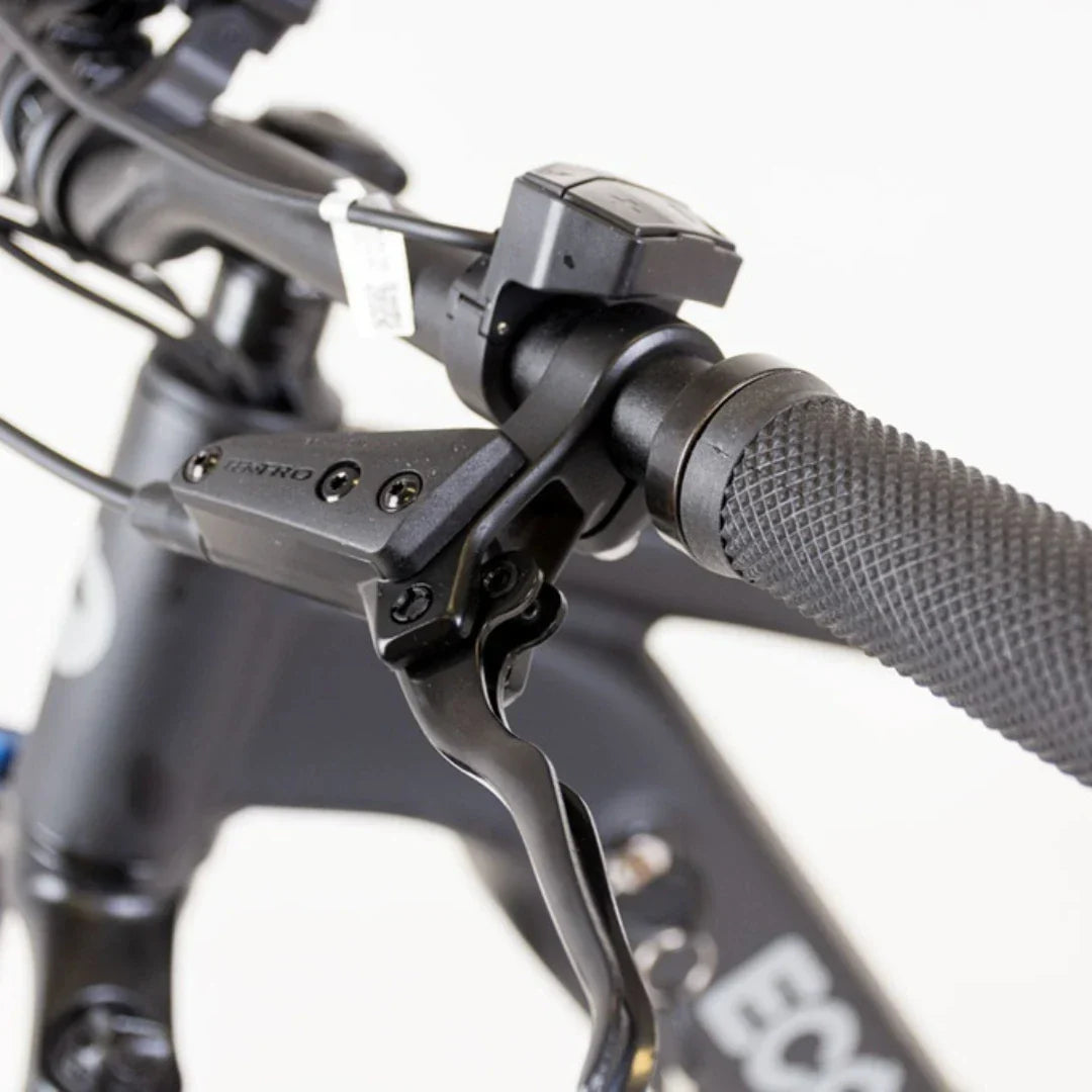 Detalj upravljača s kočnicom gorskog električnog bicikla Econo Gams MTB C5 crne boje