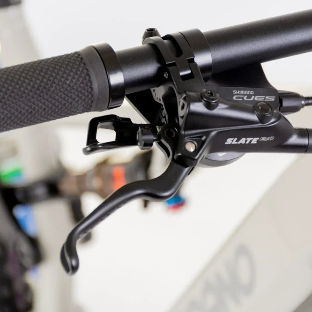 Crna ručica kočnice Shimano Cues i mjenjač na upravljaču električnog bicikla Econo Pantera C9 160