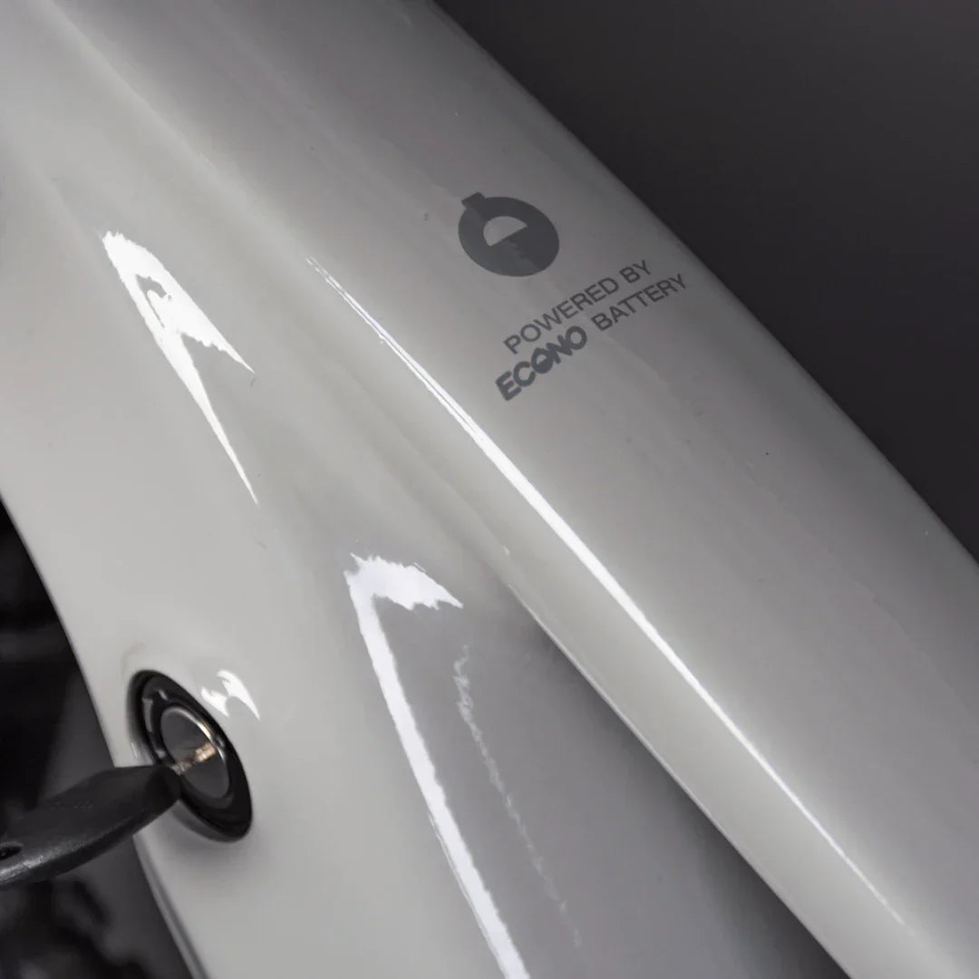 Detalj bijelog okvira električnog bicikla Econo Pantera C9-160 s bravom za bateriju i logotipom