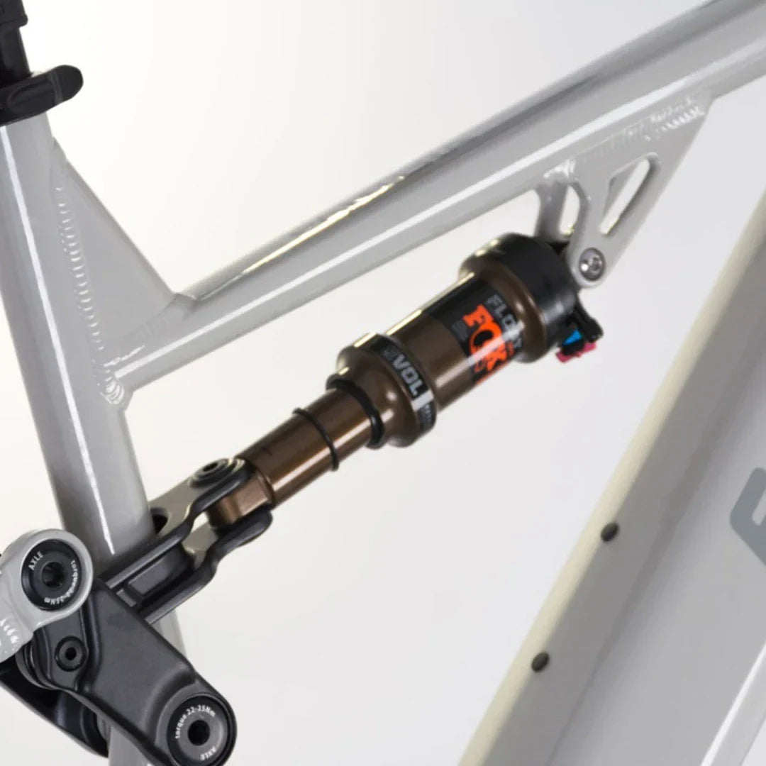 Detalj stražnjeg Fox Float amortizera na srebrenom okviru e-bicikla Econo Pantera C9-160