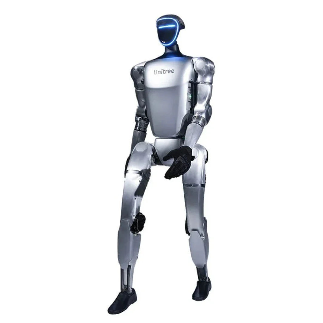 Humanoidni robot Unitree G1 srebrne boje u uspravnom položaju s plavim svjetlećim detaljima na glavi