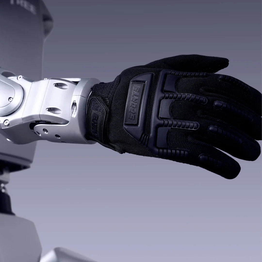 Humanoidni robot Unitree G1 s crnom zaštitnom rukavicom na robotskoj šaci, detaljni prikaz