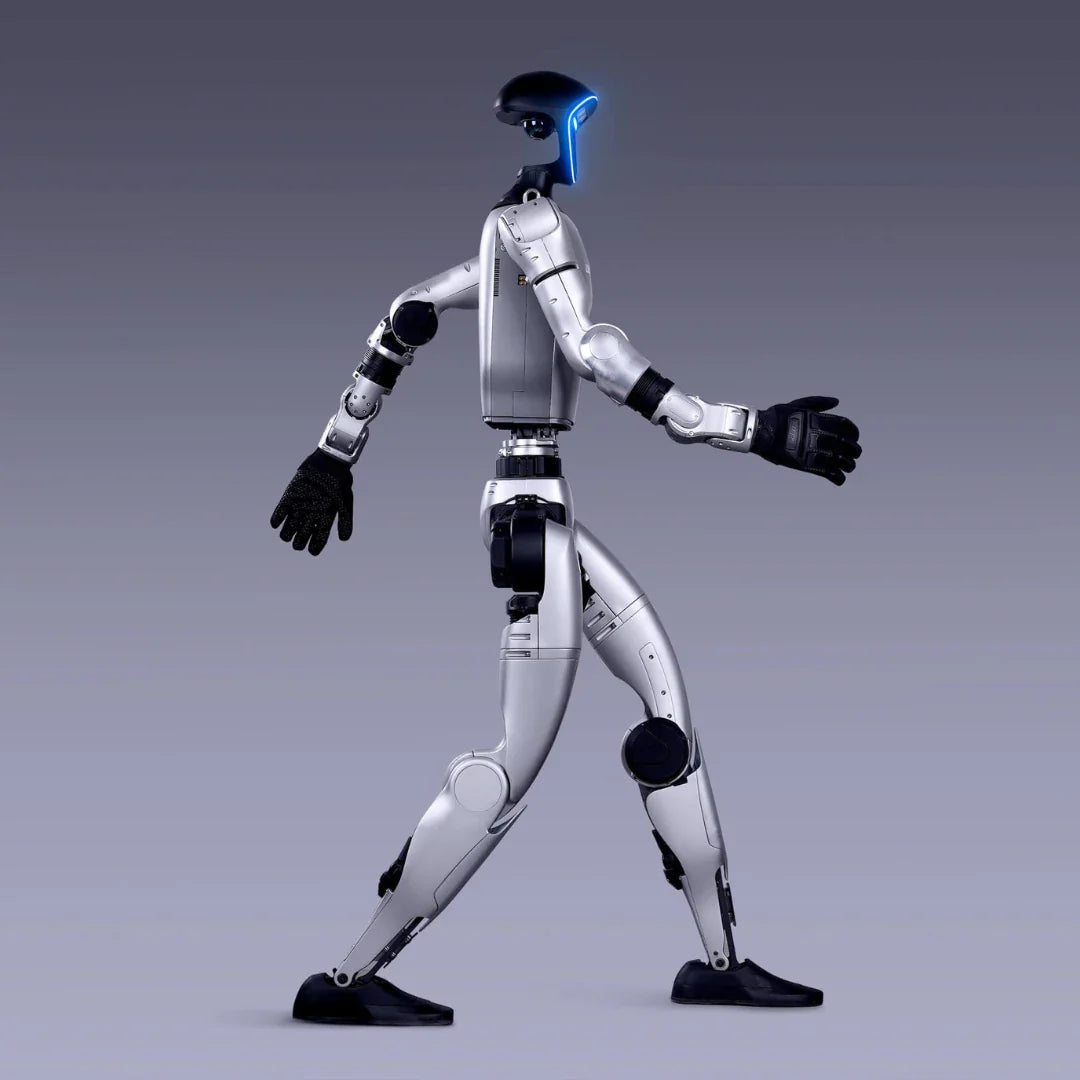 Bočni prikaz srebrnog humanoidnog robota Unitree G1 koji hoda na sivoj podlozi