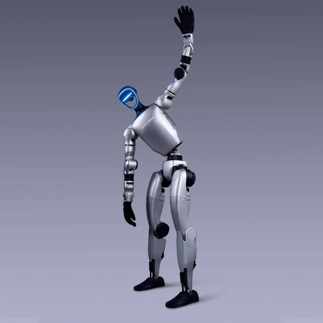 Humanoidni robot Unitree G1 srebrne boje u pozi mahanja rukom na sivoj pozadini