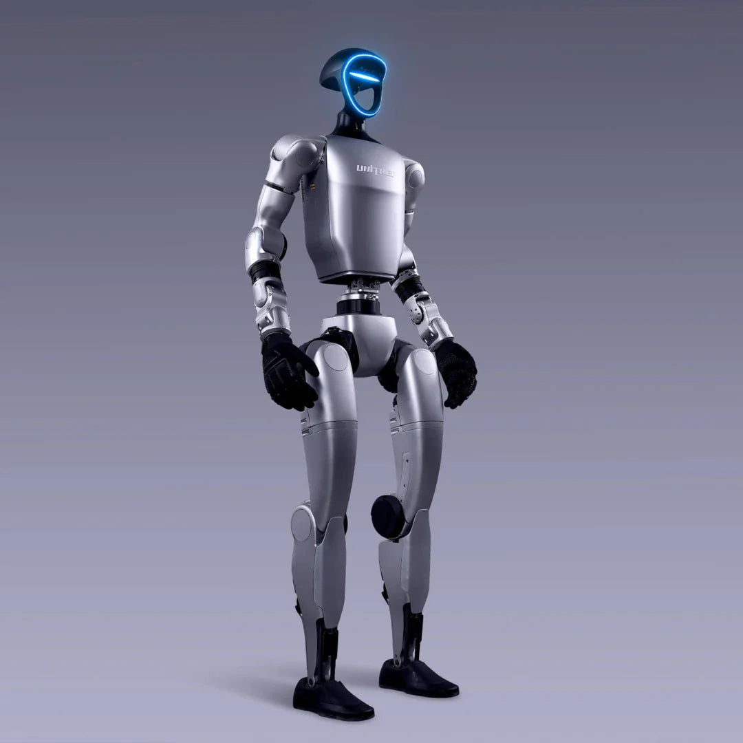 Humanoidni robot Unitree G1 srebrne boje u uspravnom položaju s plavim svjetlom na glavi