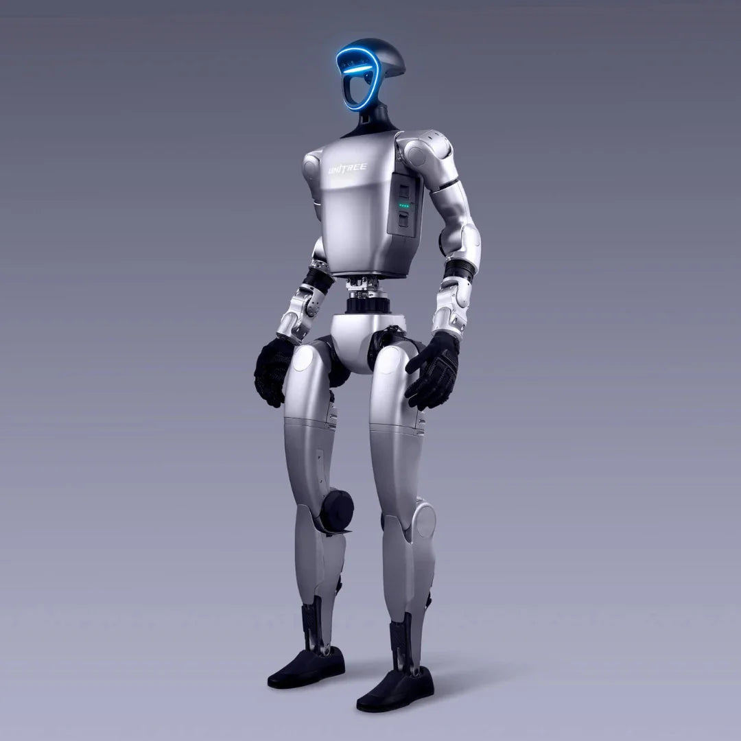 Humanoidni robot Unitree G1 srebrne boje u uspravnom položaju s plavim LED svjetlom na glavi
