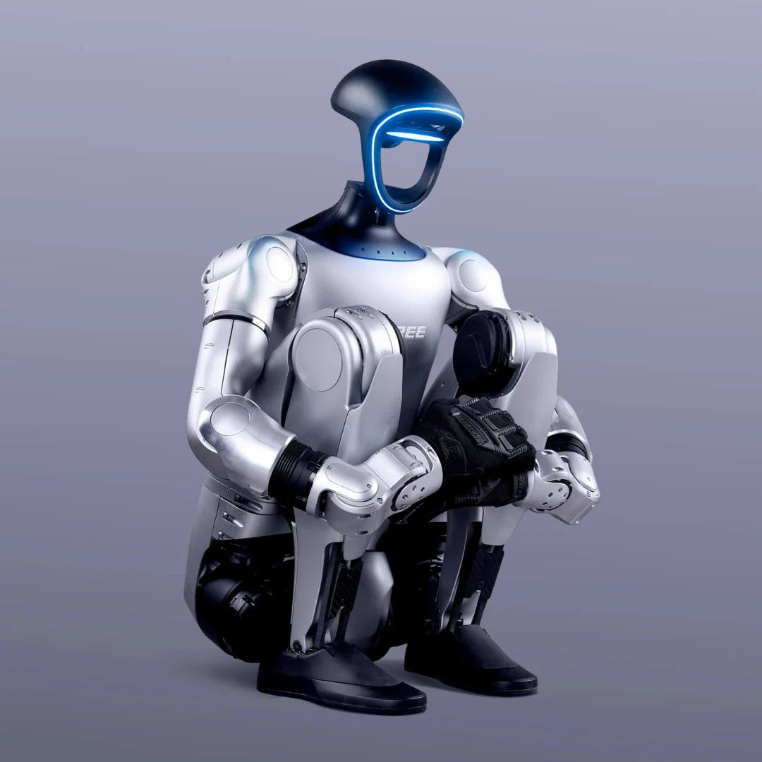 Humanoidni robot Unitree G1 u srebrno-crnoj boji čuči u profilu s plavim LED osvjetljenjem glave