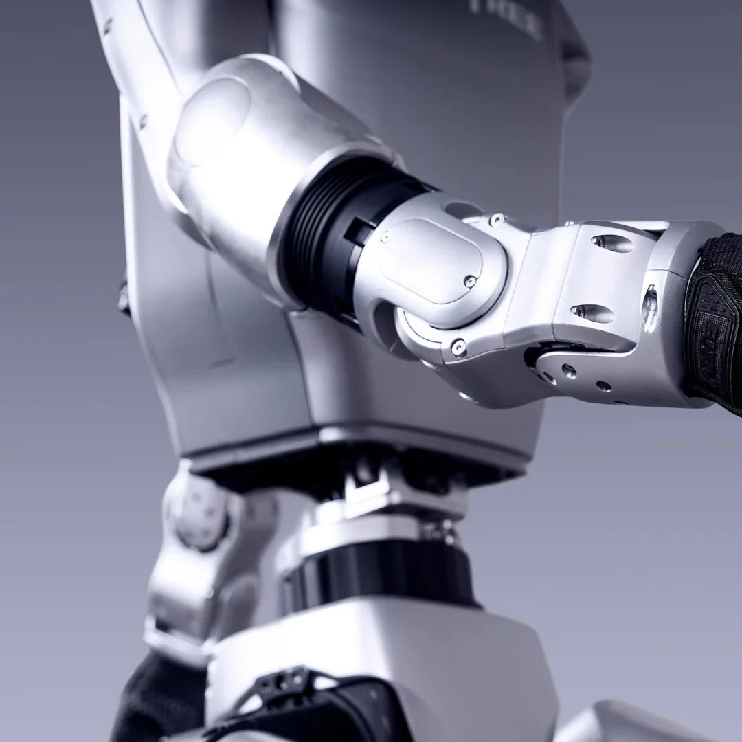Krupni plan srebrne robotske ruke humanoidnog robota Unitree G1