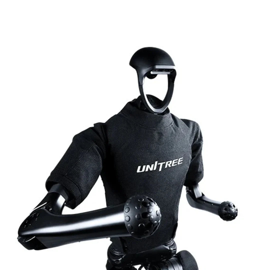 Humanoidni robot Unitree H1 u crnoj majici s detaljima robotskih ruku i glave na bijeloj pozadini