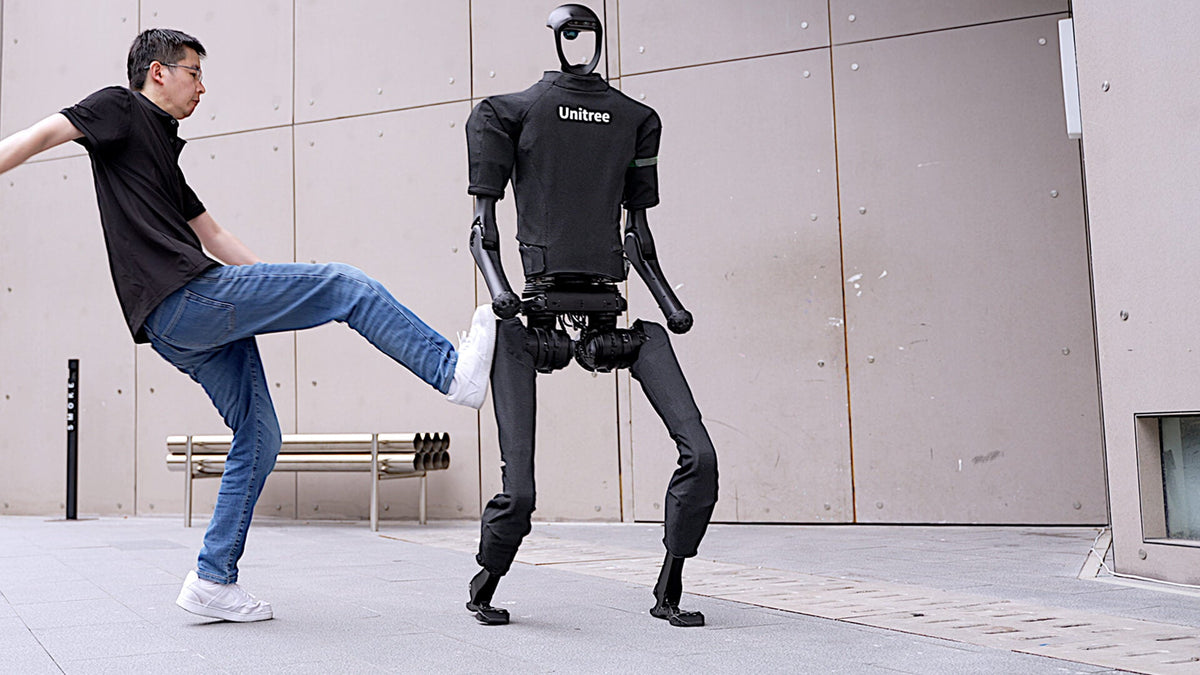 Crni humanoidni robot Unitree H1 u testiranju ravnoteže na vanjskom prostoru