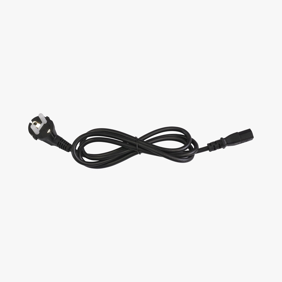 Crni AC kabel za punjenje električnog romobila KingSong s utikačem na bijeloj pozadini