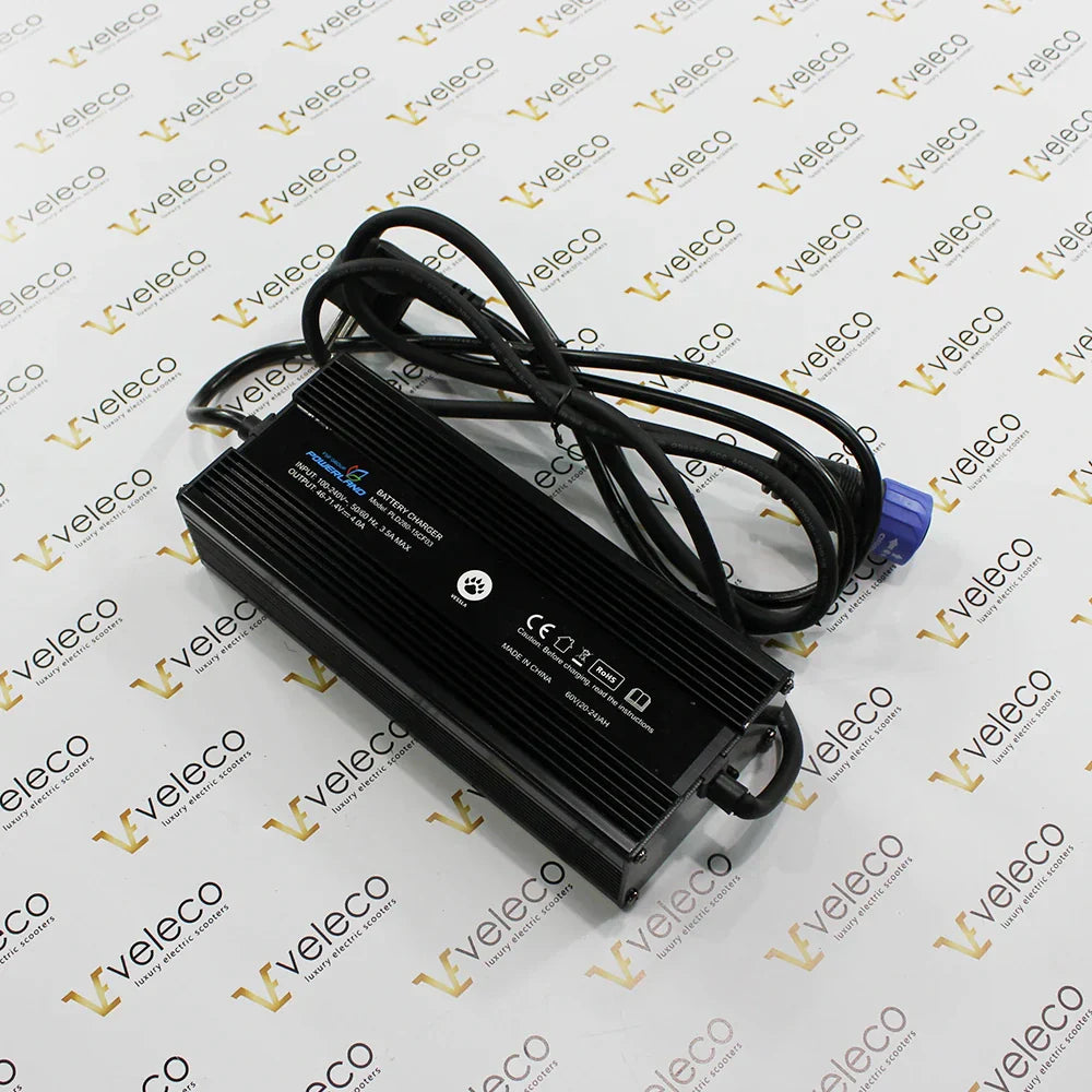 Crni Veleco punjač za ZT25 električni skuter s kabelom na bijeloj podlozi