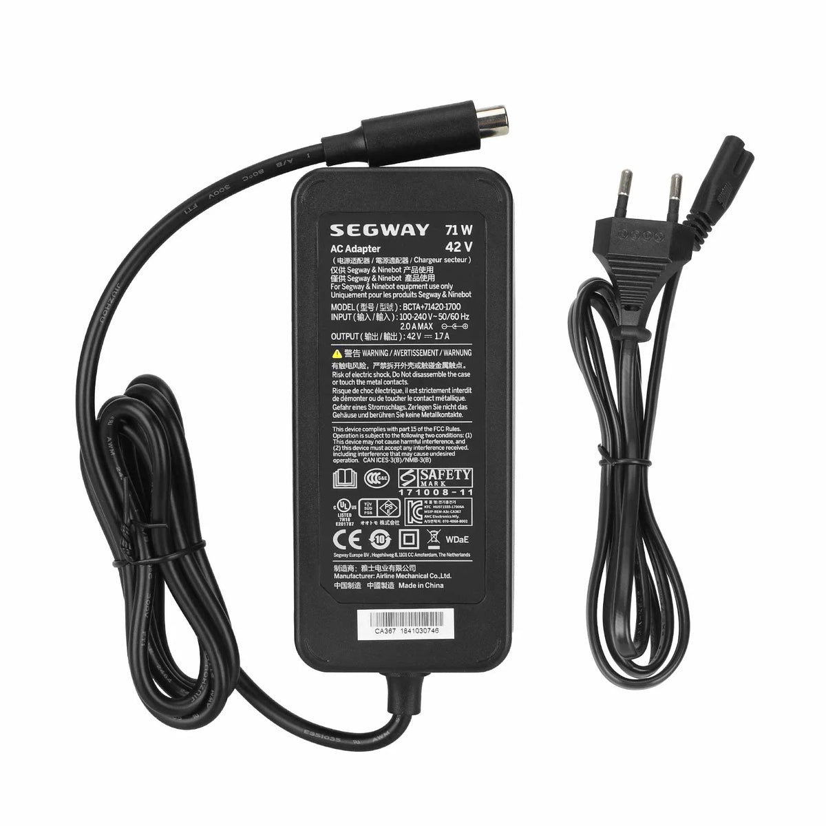 Originalni crni strujni adapter Segway Ninebot E45 42V 1.7A s kabelima na bijeloj podlozi
